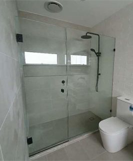 Customized Frameless Pivot Door Wall To Wall Shower Screen With Matte Black Fitting